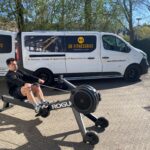 Patrick van De Fitnessbus op de roeitrainer tijdens buitentraining in Glimmen