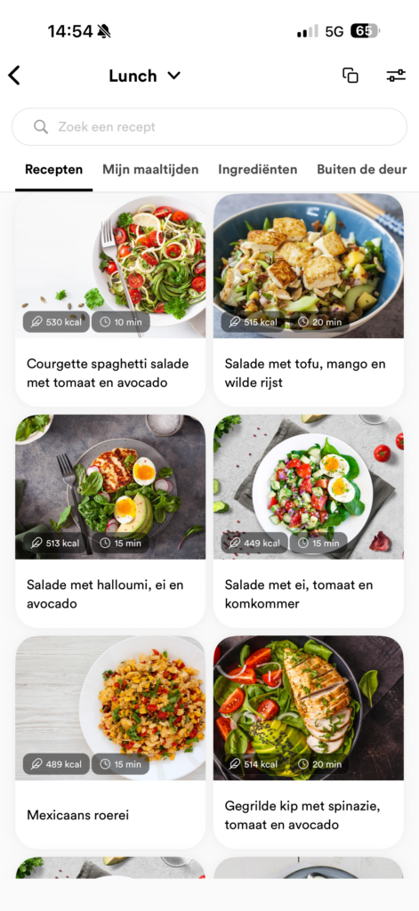 Receptenoverzicht in de voedingsapp met calorieën en bereidingstijd per maaltijd