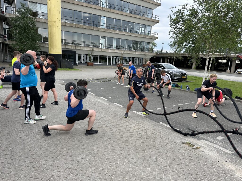 Groepstraining in kleine groep op locatie bij een bedrijfspand in Groningen